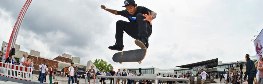 organisation événement sportif : compétition sportive en pleine action avec participants et spectateurs