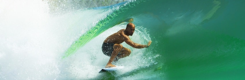 vague parfaite : surfeur surfant une vague artificielle dans le Surf Ranch de Kelly Slater