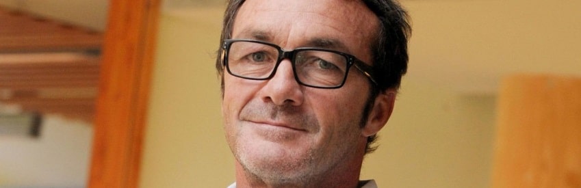 Pierre Agnès : portrait de Pierre Agnès, PDG de Quiksilver et surfeur émérite