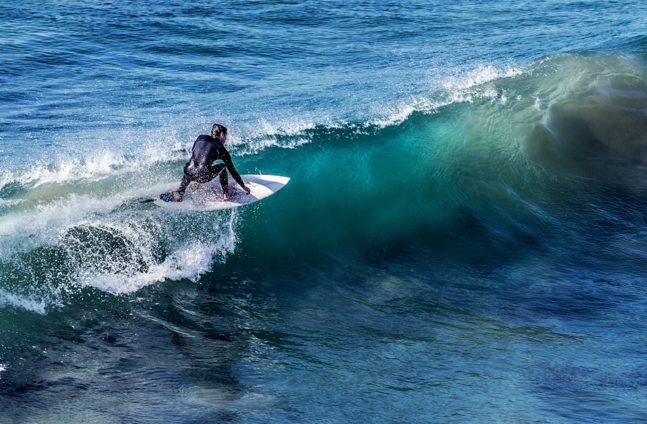 surf : Kévin Lestrade utilisant un dispositif Bythewave sur une planche de surf