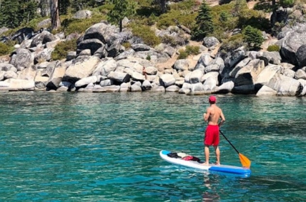 paddle gonflable : planche de stand up paddle gonflable sur l'eau