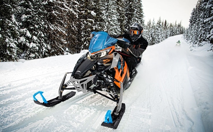 moto-ski : activité de moto-ski en pleine montagne enneigée