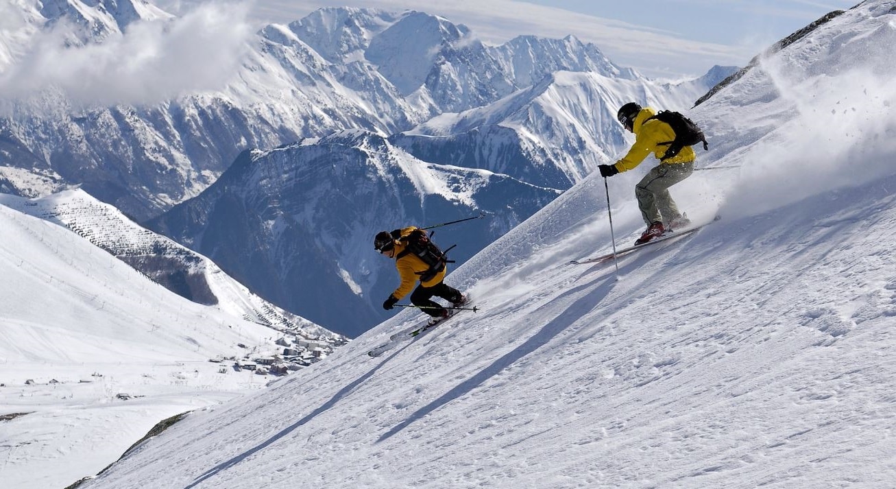Coupe du monde de ski : skieurs en compétition sur une piste dans les Alpes