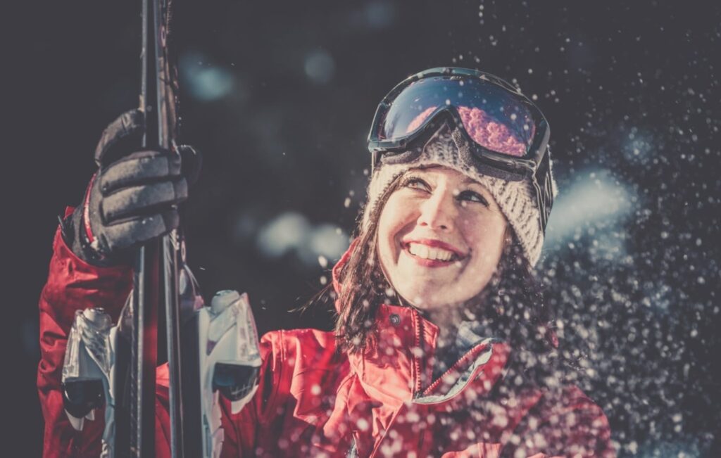 location combinaison de ski : personnes louant et essayant des combinaisons de ski