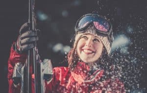 Femme avec des skis