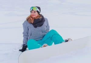 Femme faisant du snowboard