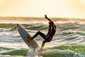 surfeur qui prend une vague