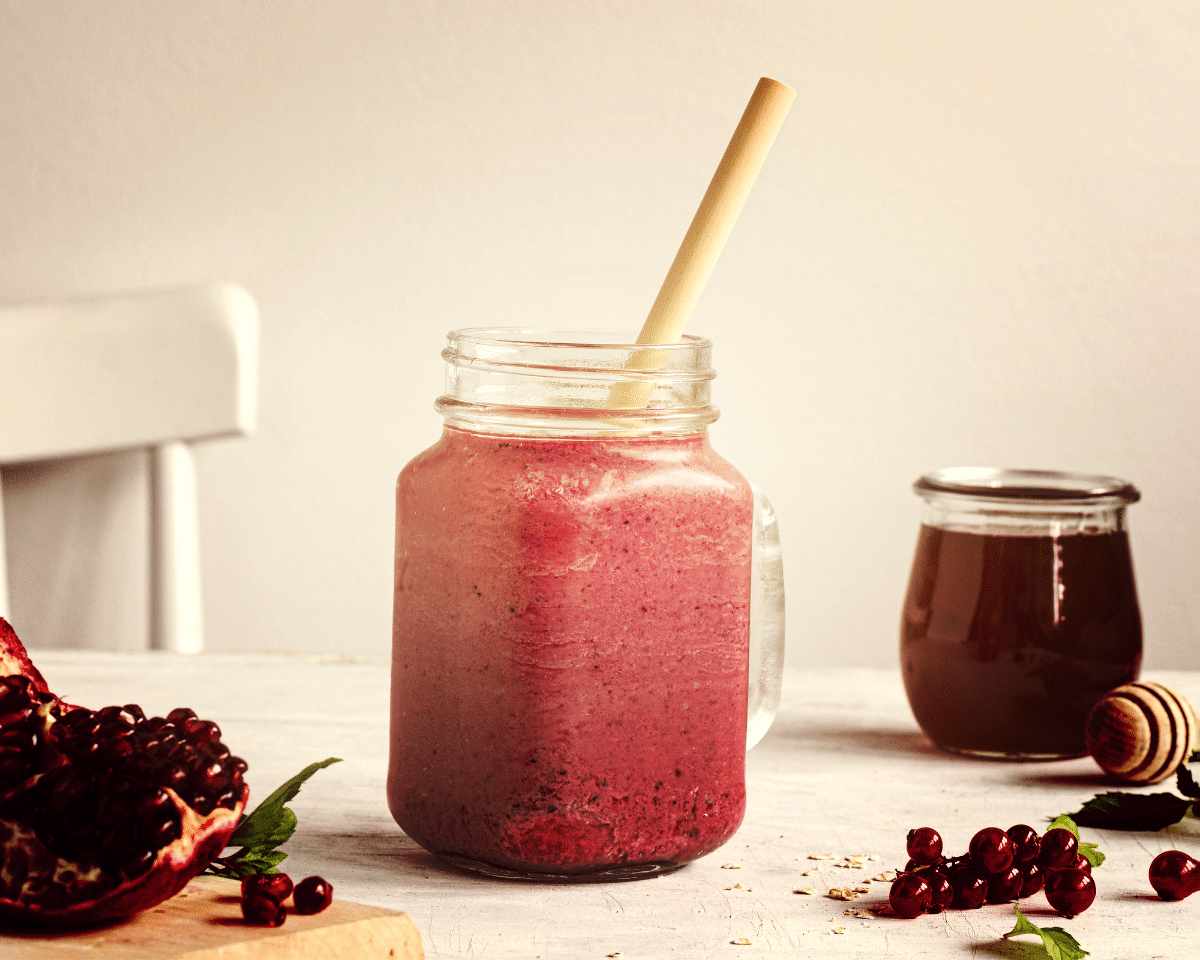 smoothie protéiné : verre de smoothie protéiné riche en ingrédients naturels