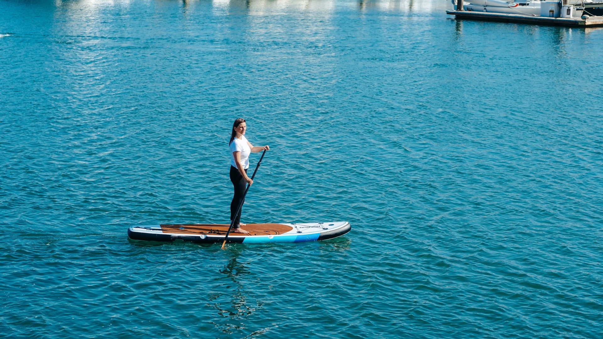 stand up paddle : personne pratiquant le stand up paddle sur une eau calme