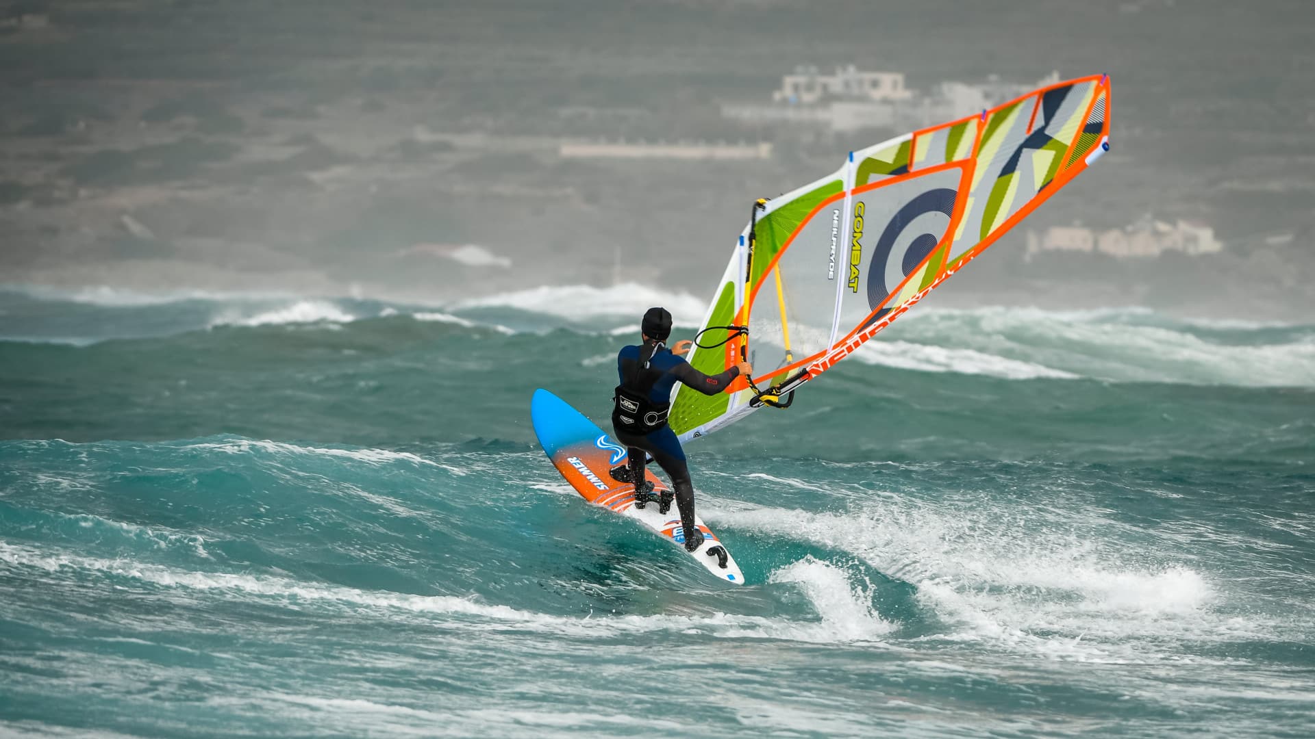 windsurf : planche à voile sur une mer calme avec un ciel bleu