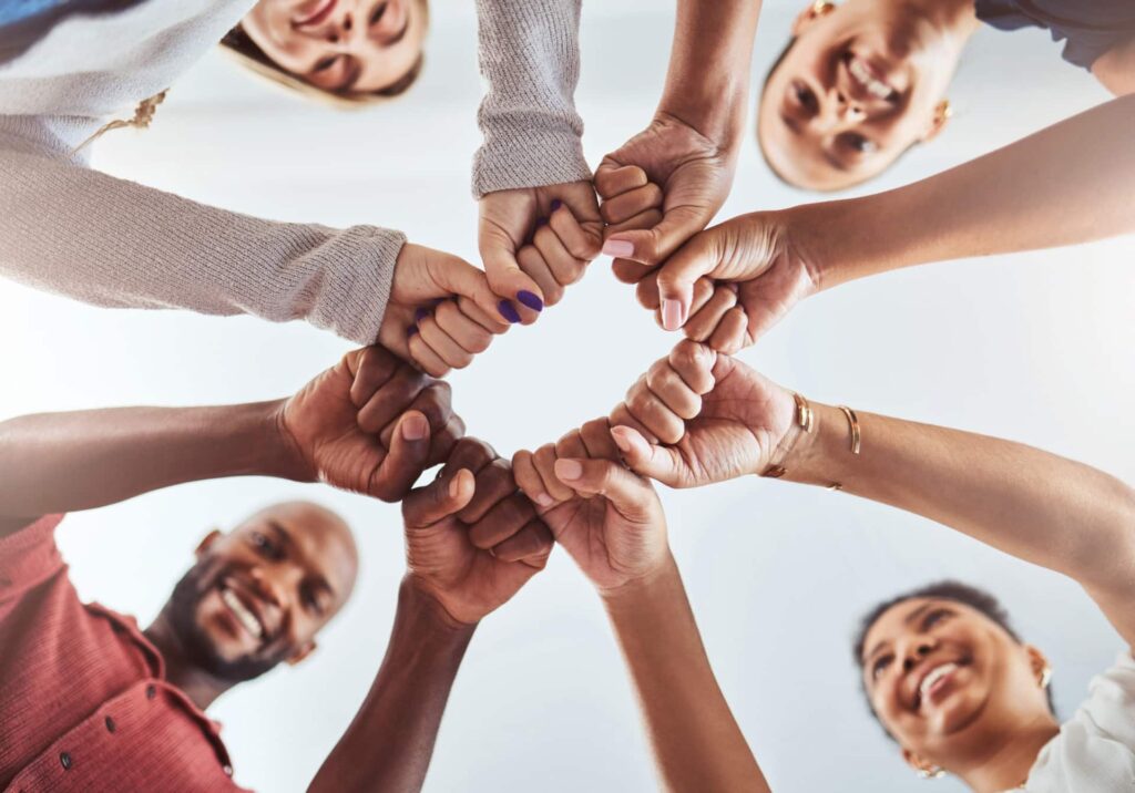 animation pour entreprise : équipe en pleine activité d'animation créative en entreprise