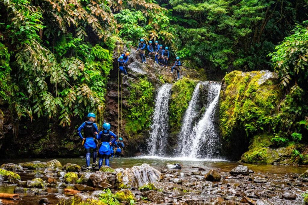 canyoning : aventure dans les eaux vives d'un canyon naturel