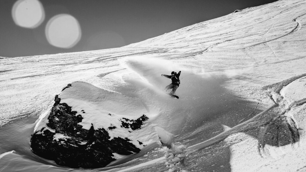 snowboardeur sur une pente en montagne