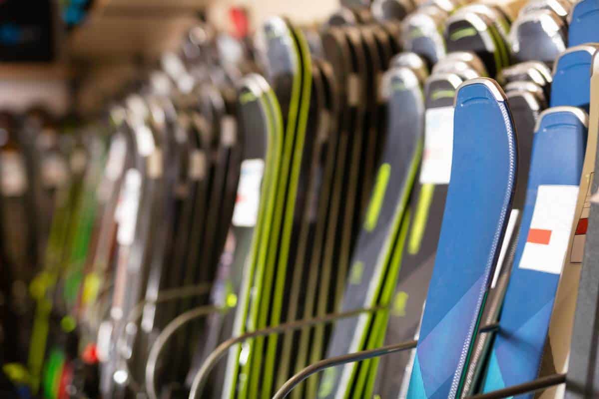 skis d'occasion : gros plan sur un ski d'occasion en cours d'inspection