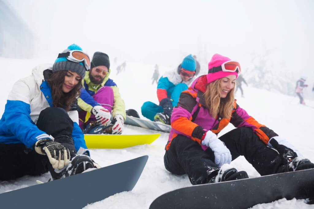 ski à Méribel : paysage enneigé avec skieurs descendant les pistes
