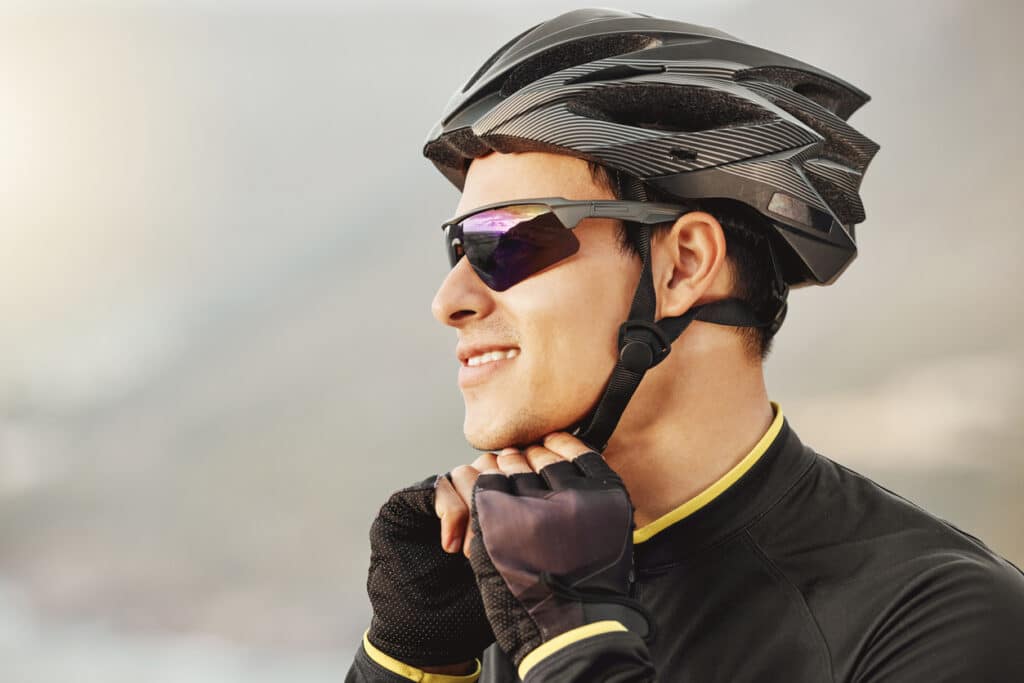 lunettes vélo photochromiques : lunettes de vélo avec verres photochromiques en situation de cyclisme