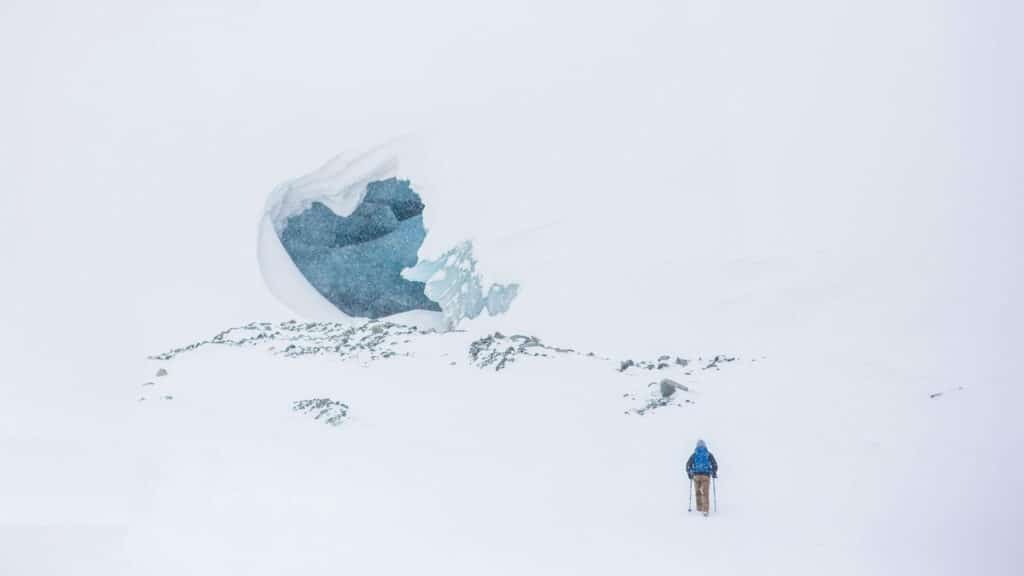 randonnée hivernale : personne équipée pour une randonnée en hiver dans un paysage enneigé