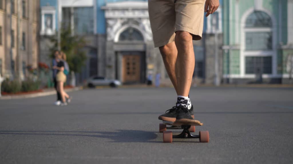 longboard : planche de longboard posée sur un sol en bois