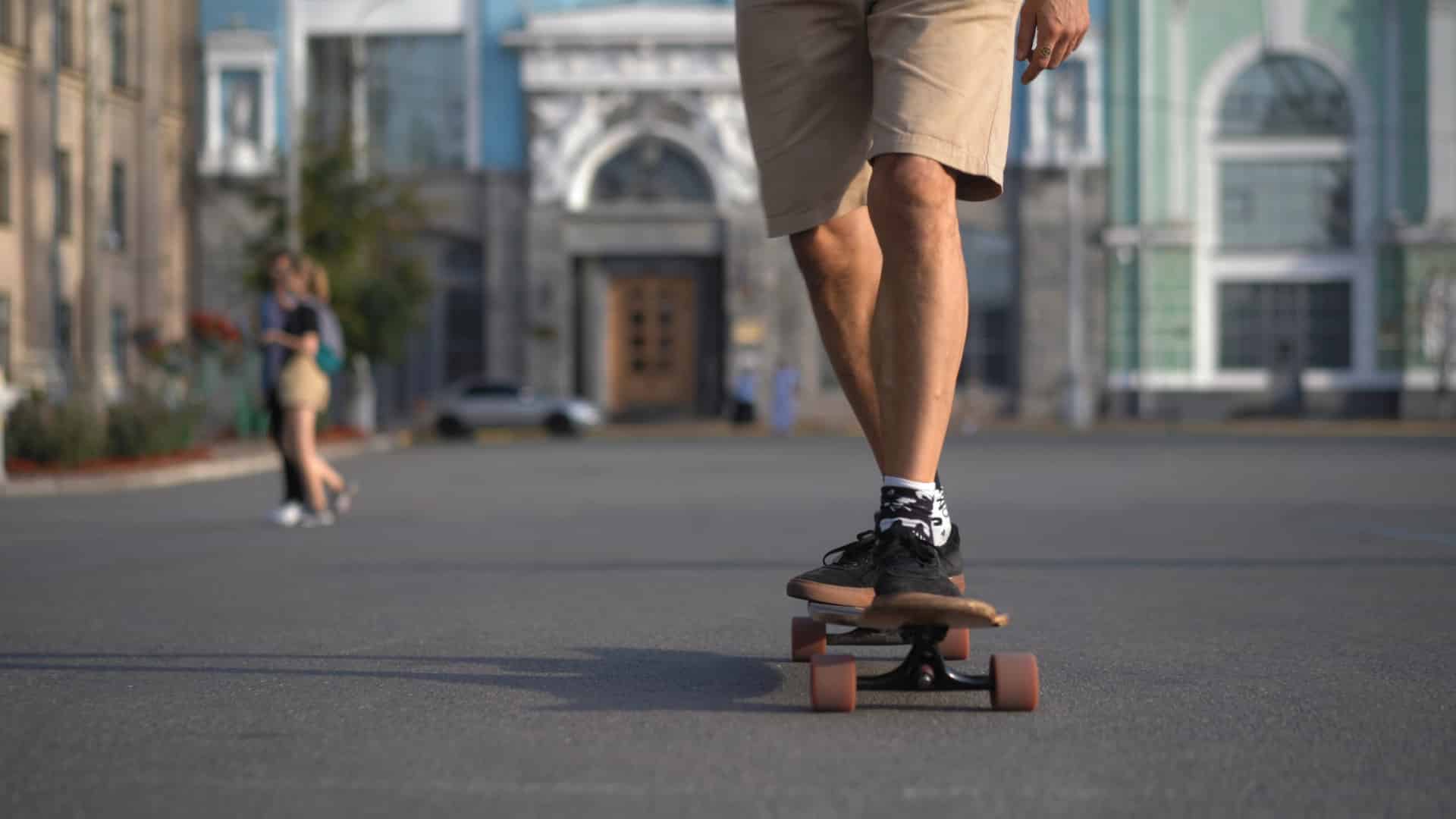 longboard : planche de longboard posée sur un sol en bois