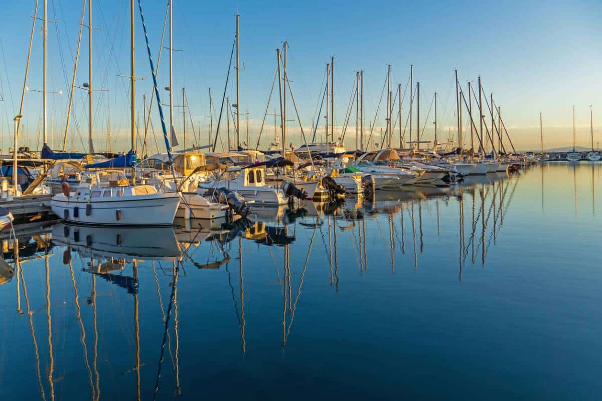 navigation de plaisance : bateau de plaisance en mer sous un beau ciel bleu