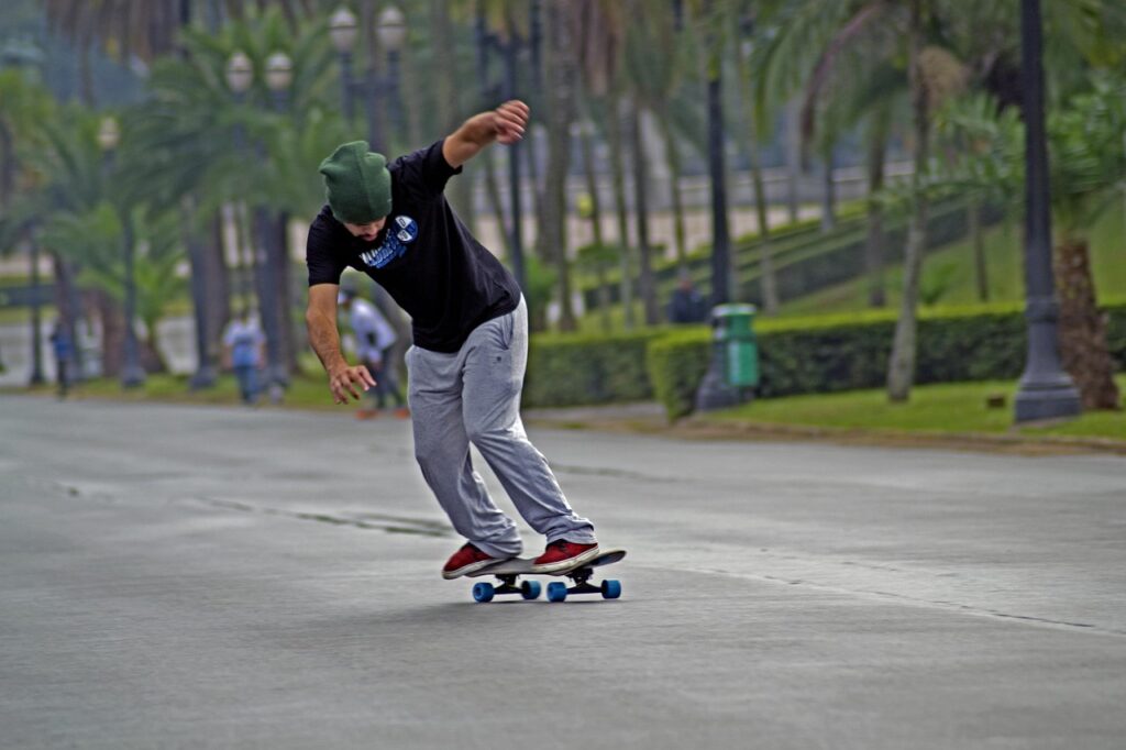 longboard skate : un longboard posé sur un sol urbain symbolisant la stabilité pour les débutants