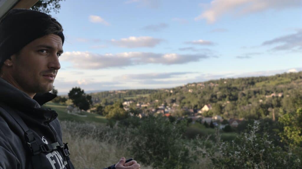 Xavier Thévenard : Xavier Thévenard levant les bras au vent de Besançon, prêt pour une nouvelle course