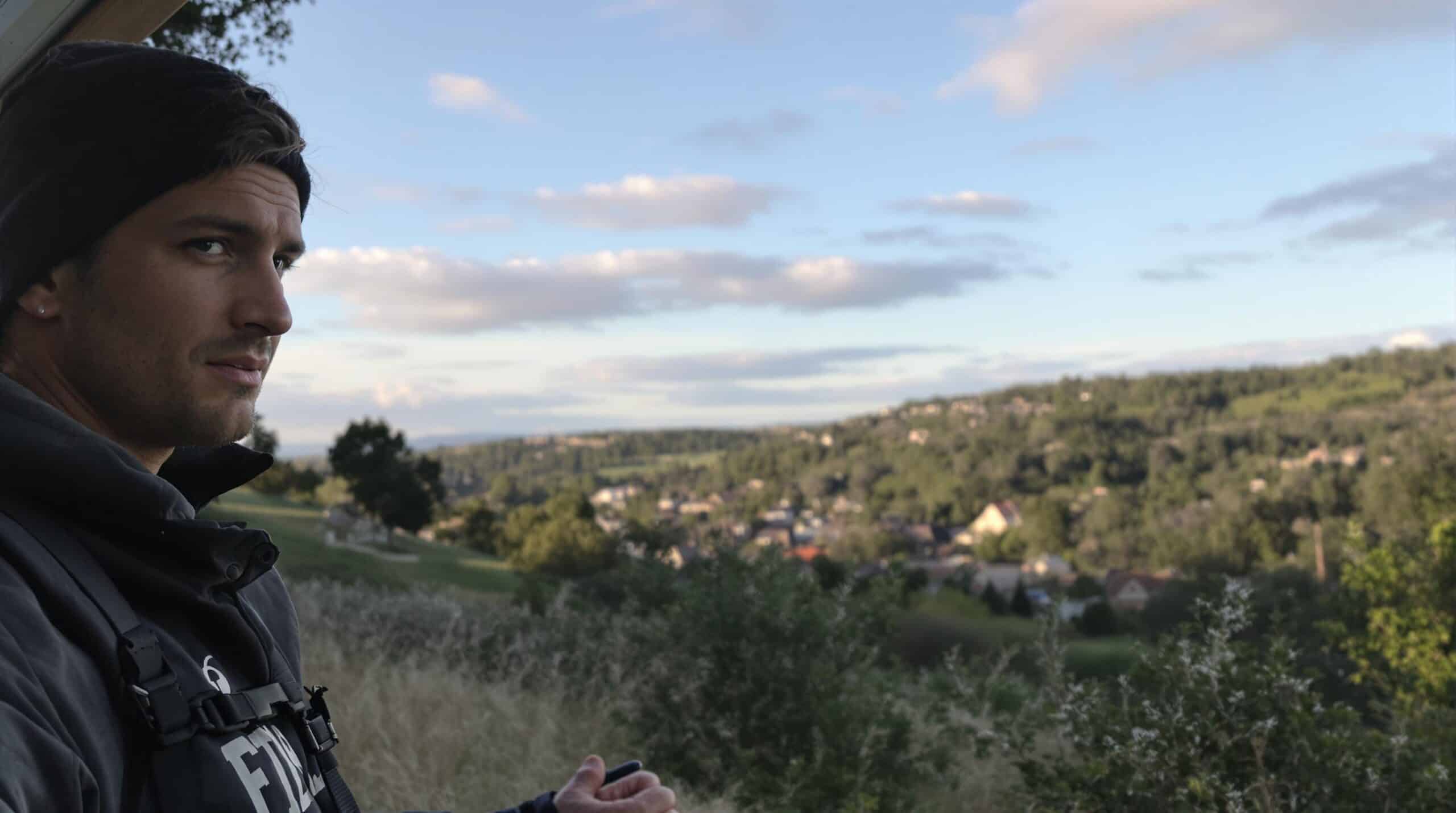 Xavier Thévenard : Xavier Thévenard levant les bras au vent de Besançon, prêt pour une nouvelle course