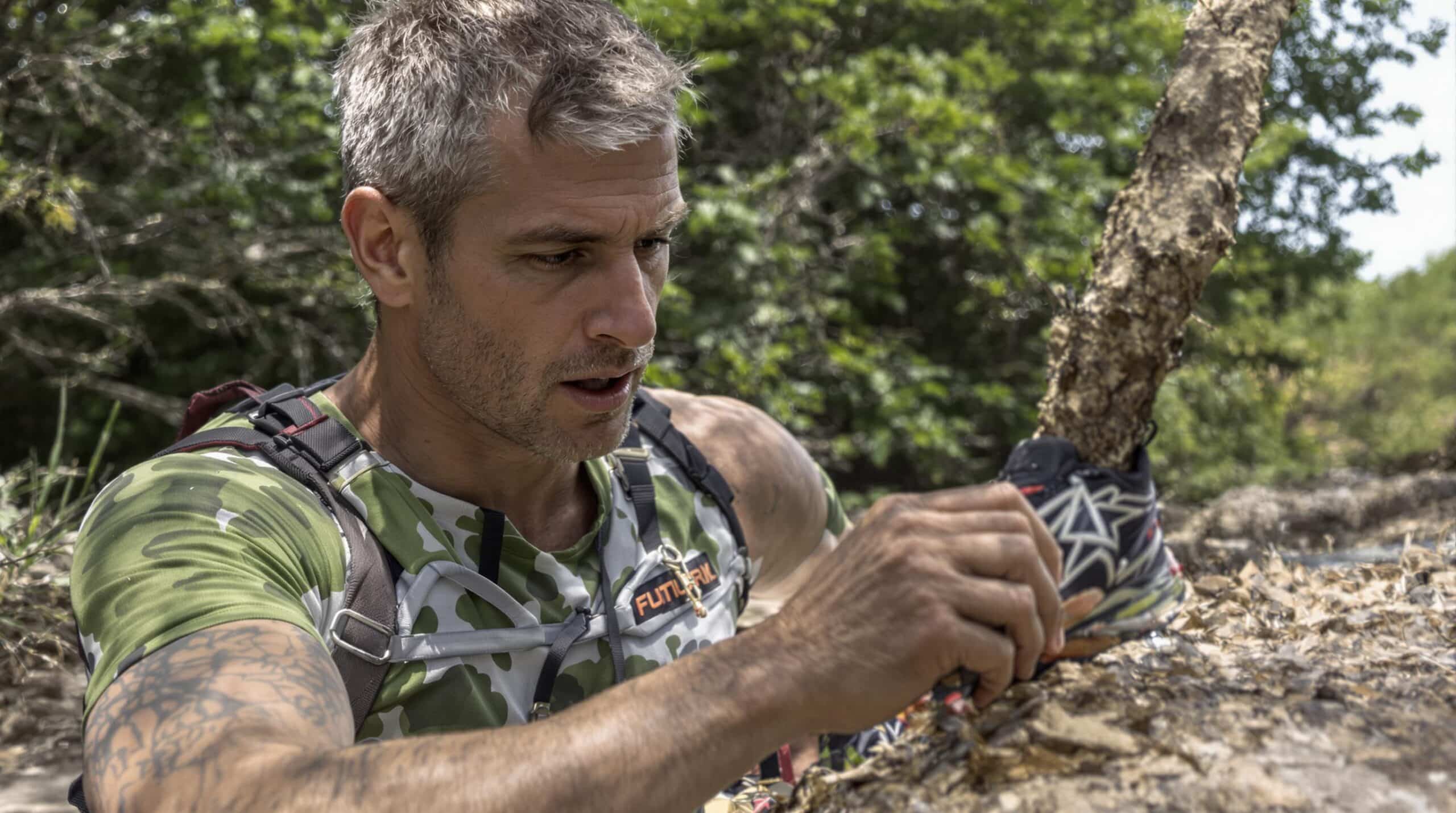 chaussures trail à plaque carbone : paire de chaussures de trail avec plaque carbone sur sentier rocailleux