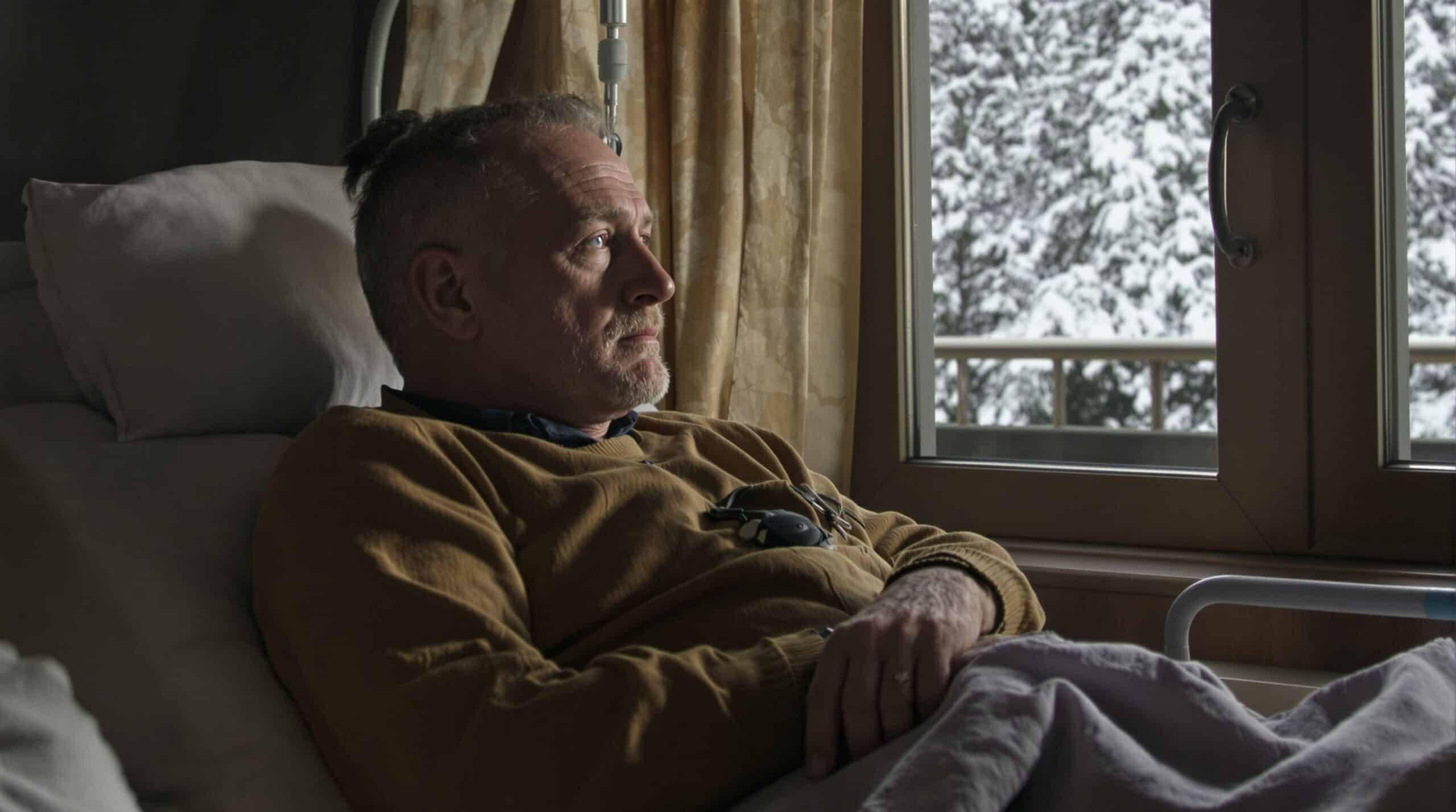 Annapurna : silhouettes de deux alpinistes sur les crêtes glacées de l'Annapurna