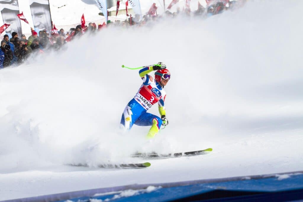 ski : vue d'une station de ski avec des skieurs et des drapeaux de compétitions