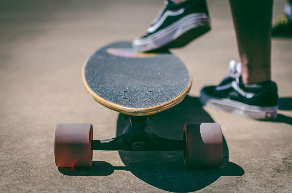surfskate : personne pratiquant le surfskate en pleine séance d'entraînement physique