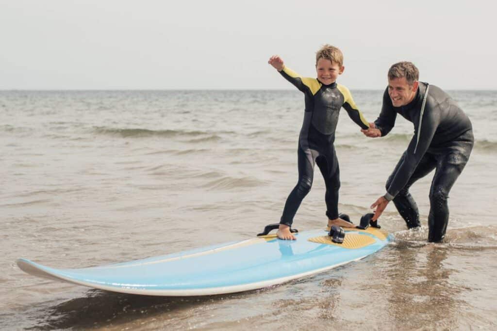 visu conseils pour initier les enfants au surf des le plus jeune age