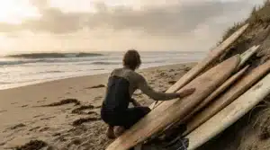 surfeur choisit planche surf plage vagues