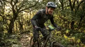 cycliste vtt sous bois gps trace visible