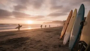 Surfeurs silhouettes plage lever soleil ambiance ocean
